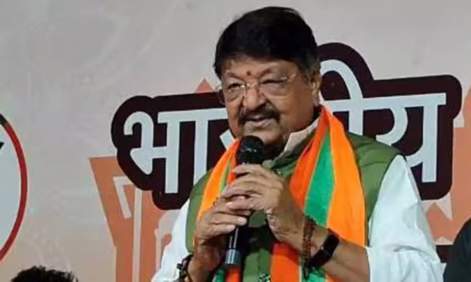 సెల్ఫీలకు వచ్చే అమ్మాయిలకు నిండుగా దుస్తులు ధరించమని చెబుతా