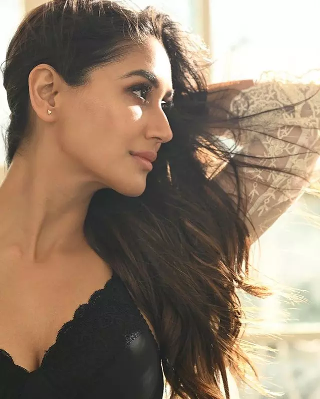 Experience Glamour with Nikita Duttas Fashion Statement Experience Glamour with Nikita Duttas Fashion Statement