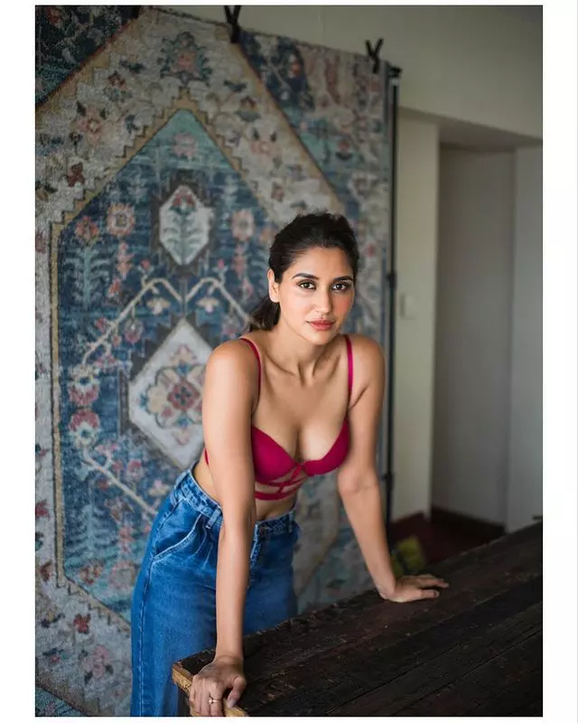 Experience Glamour with Nikita Duttas Fashion Statement Experience Glamour with Nikita Duttas Fashion Statement