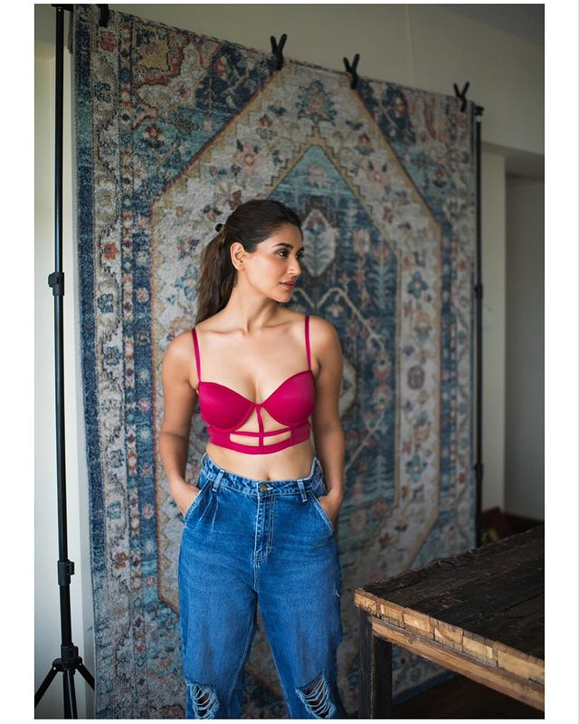 Experience Glamour with Nikita Duttas Fashion Statement Experience Glamour with Nikita Duttas Fashion Statement