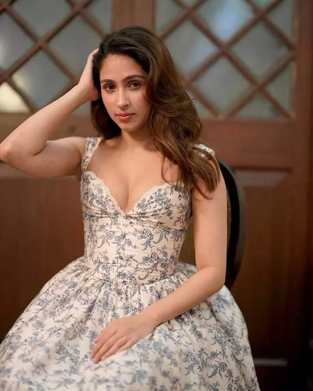 Pashmina Roshan Radiates Charm in Pink for a Purposeful Ride Pashmina Roshan Radiates Charm in Pink for a Purposeful Ride