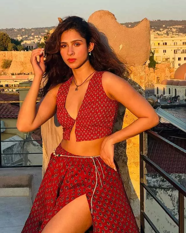 Pashmina Roshan Radiates Charm in Pink for a Purposeful Ride Pashmina Roshan Radiates Charm in Pink for a Purposeful Ride