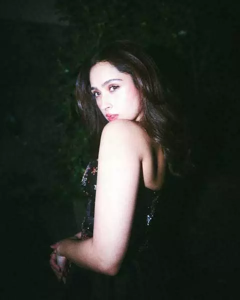 Pashmina Roshan Radiates Charm in Pink for a Purposeful Ride Pashmina Roshan Radiates Charm in Pink for a Purposeful Ride