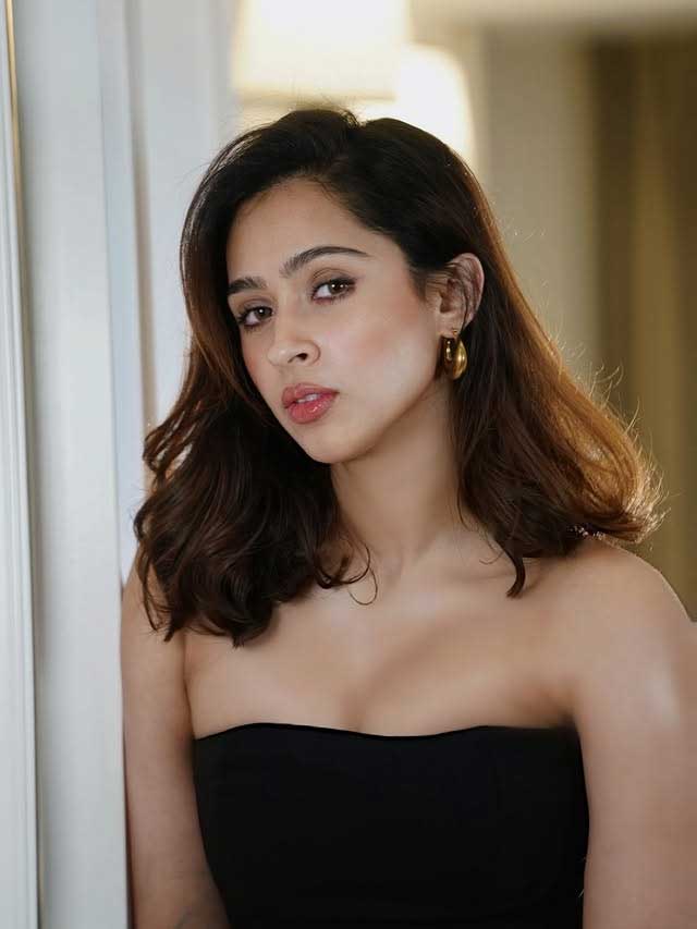 Pashmina Roshan Radiates Charm in Pink for a Purposeful Ride Pashmina Roshan Radiates Charm in Pink for a Purposeful Ride