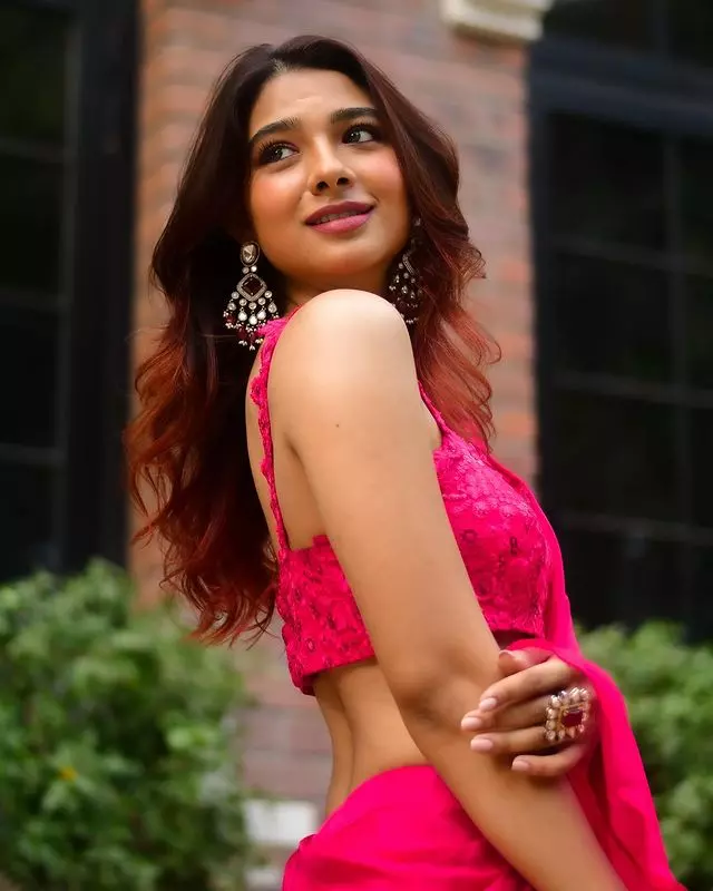 Natasha Bharadwajs Beach Look Exudes Sun-Kissed Vibes Natasha Bharadwajs Beach Look Exudes Sun-Kissed Vibes