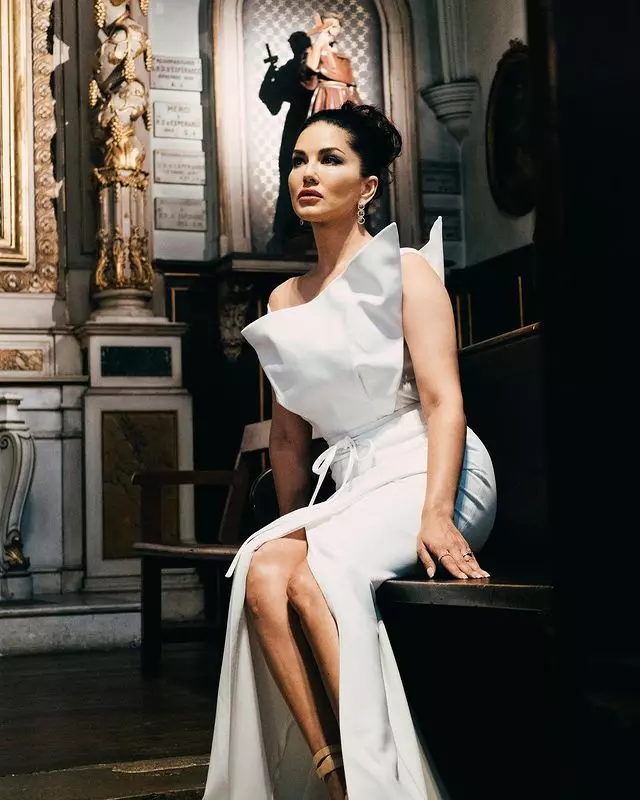 Impeccable Beauty Of Sunny Leone Impeccable Beauty Of Sunny Leone