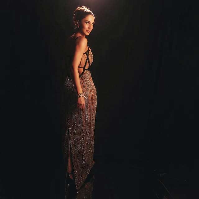 Vaani Kapoor’s Golden Dress Steals The Spotlight Vaani Kapoor’s Golden Dress Steals The Spotlight
