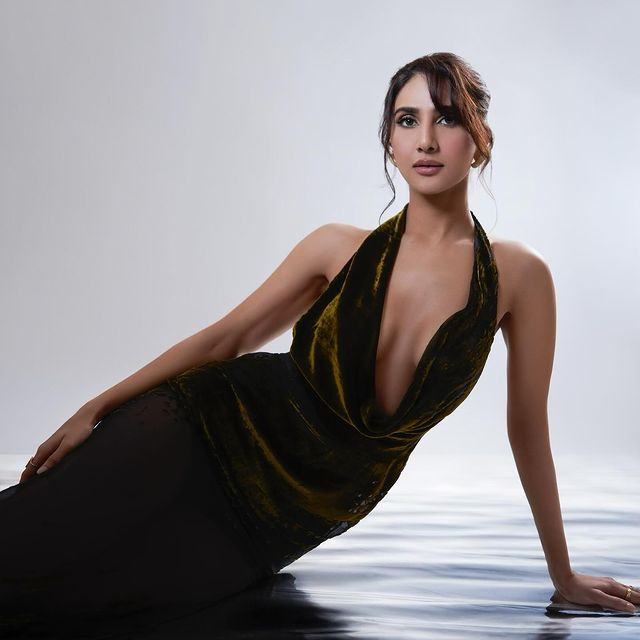 Vaani Kapoor’s Golden Dress Steals The Spotlight