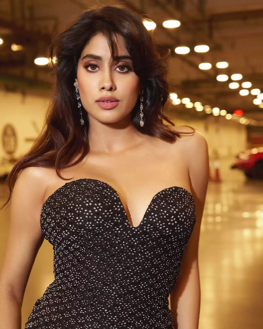 Janhvis Fresh Bangs and Pink Glam Look = Pure Fire Janhvis Fresh Bangs and Pink Glam Look = Pure Fire