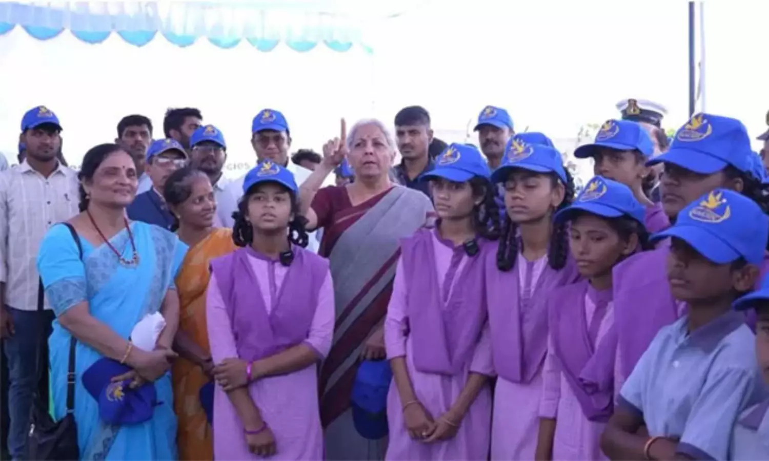 టీచరమ్మగా మారిన ఆర్థిక మంత్రి నిర్మలా సీతారామన్