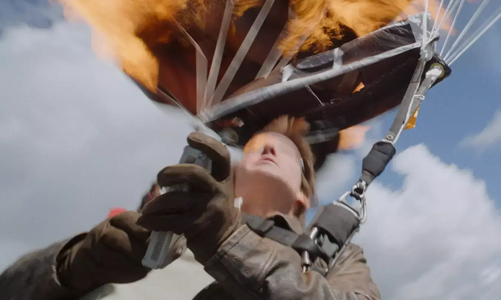 గిన్నిస్ రికార్డ్: పారాచూట్‌ నుంచి 16 సార్లు దూకిన స్టార్ హీరో