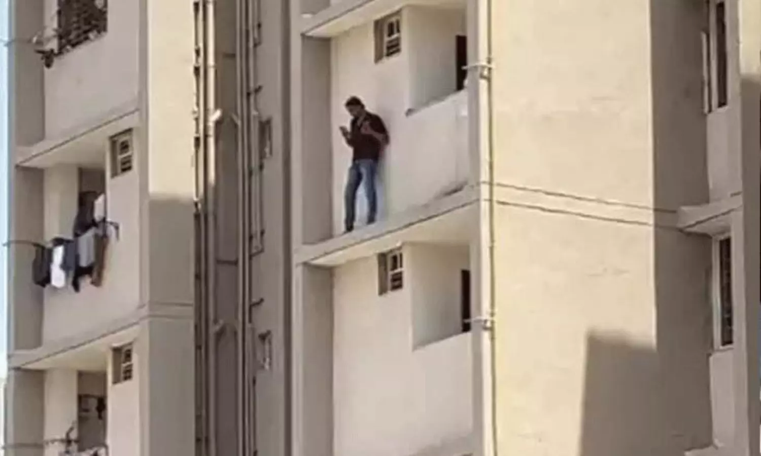 హైఓల్టేజ్ డ్రామా వీడియో... ఐదో అంతస్తు ఎక్కి లైవ్ ఇచ్చిన మోస్ట్ వాంటెడ్! హైఓల్టేజ్ డ్రామా వీడియో... ఐదో అంతస్తు ఎక్కి లైవ్ ఇచ్చిన మోస్ట్ వాంటెడ్!