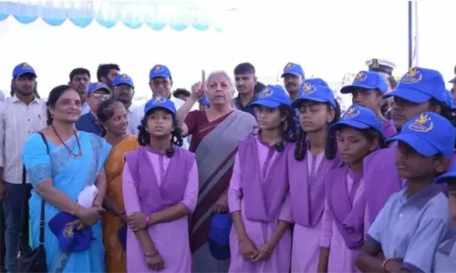 టీచరమ్మగా మారిన ఆర్థిక మంత్రి నిర్మలా సీతారామన్