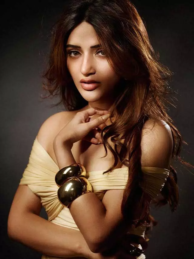 Golden Glow: A Radiant Portrait of Elegance Golden Glow: A Radiant Portrait of Elegance