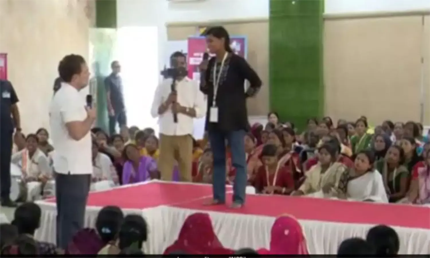 రాహుల్ జీ మీరే  స్పూర్తి అంటున్న యువతి !