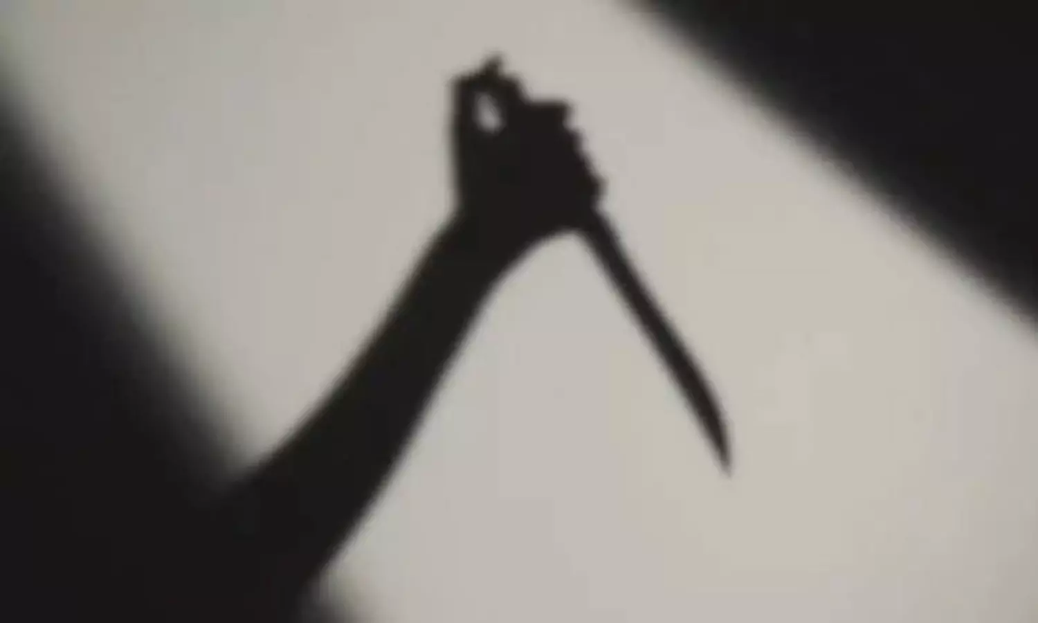 రీల్ కాదు రియల్: భార్య అనుకొని మరో మహిళను పొడిచేశాడు