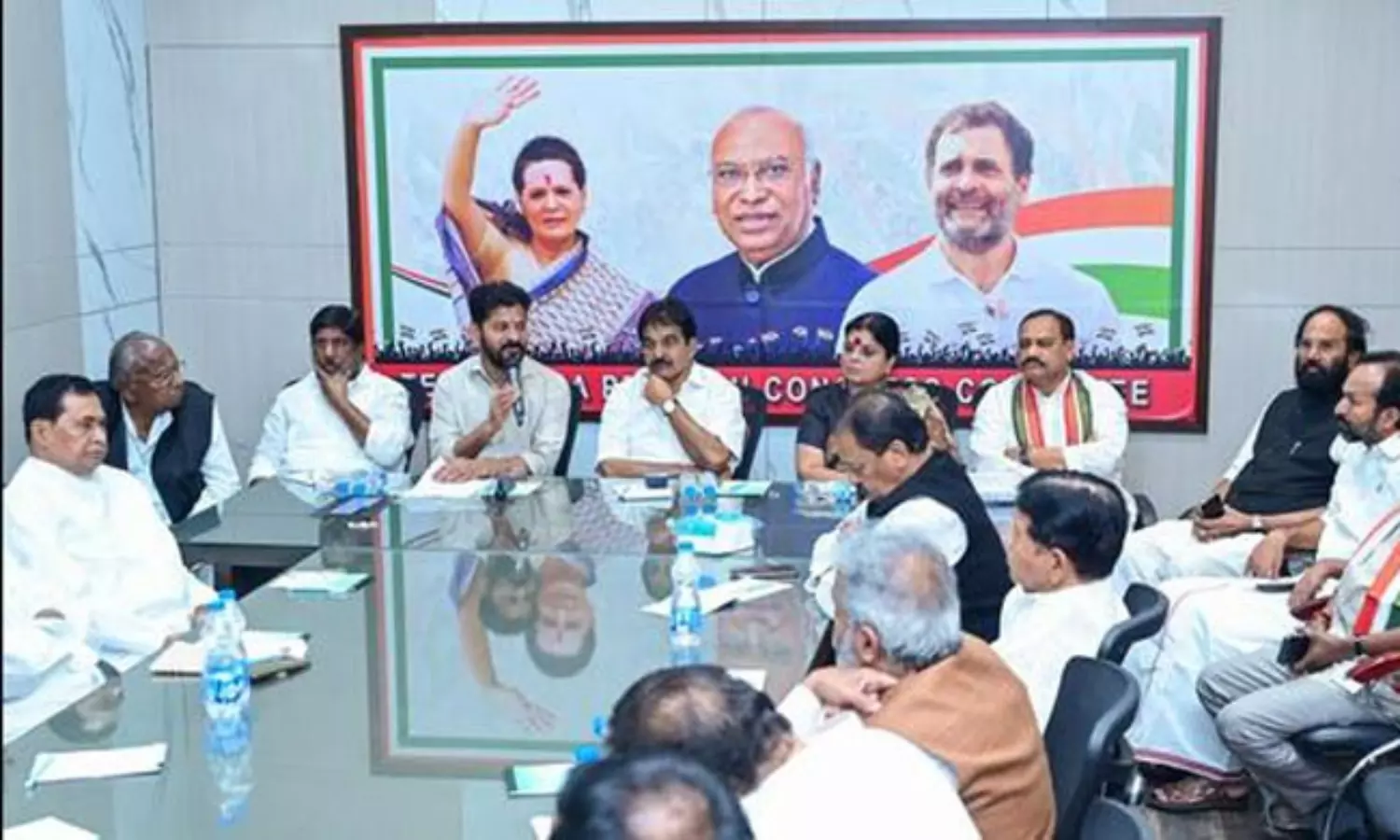 మంత్రివర్గ విస్తరణలో చోటు దక్కేది ముగ్గురికా? నలుగురికా? మంత్రివర్గ విస్తరణలో చోటు దక్కేది ముగ్గురికా? నలుగురికా?