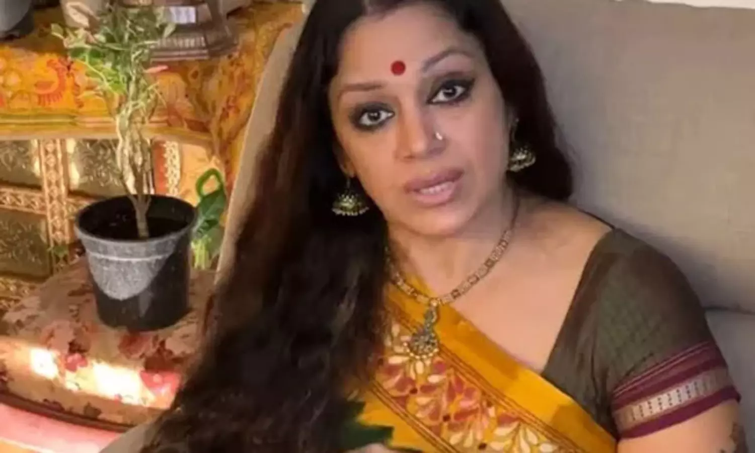 చెట్టు వెన‌క డ్రెస్ మార్చుకోమ‌న్నాడు..న‌టి శోభ‌న‌