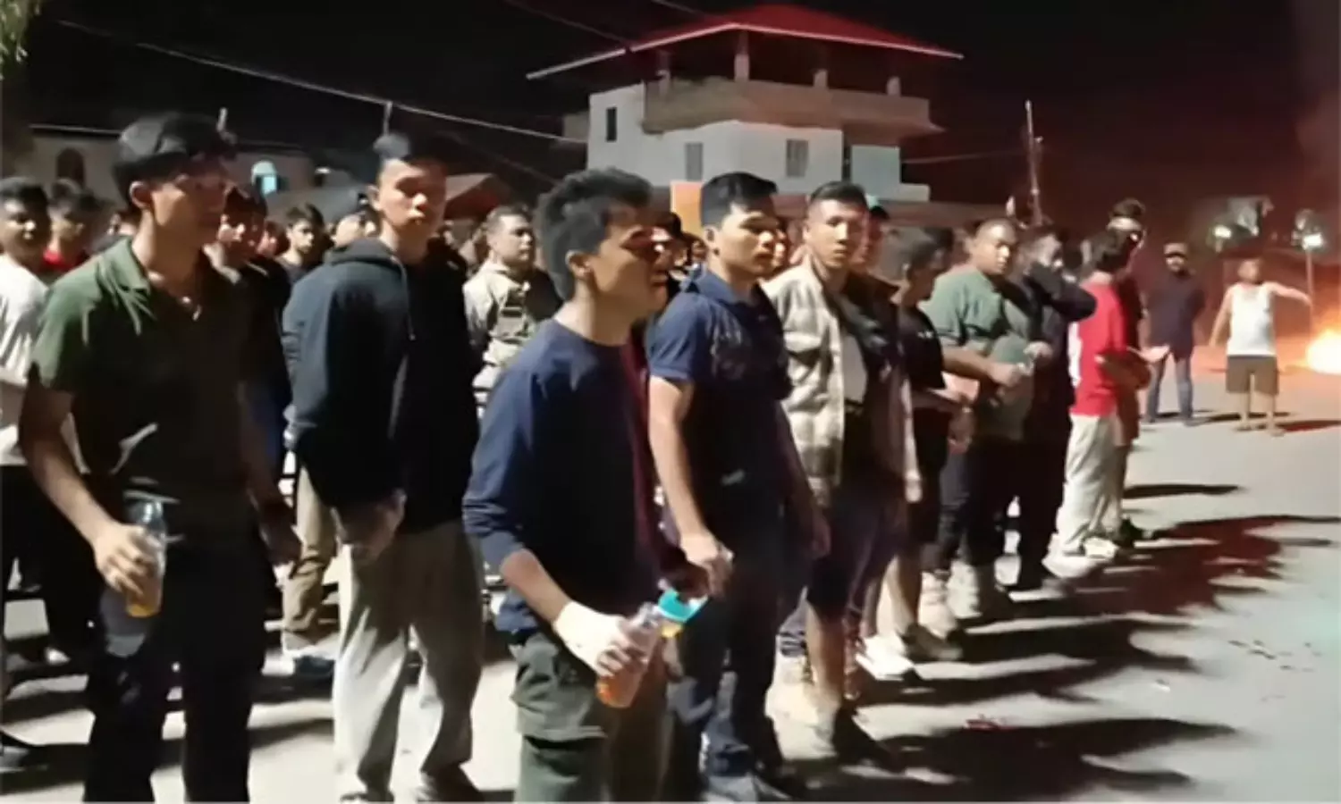 తలపై పెట్రోల్  పోసుకుని నిరసన... మణిపూర్  లో మళ్లీ ఎందుకీ ఉద్రిక్తతలు?