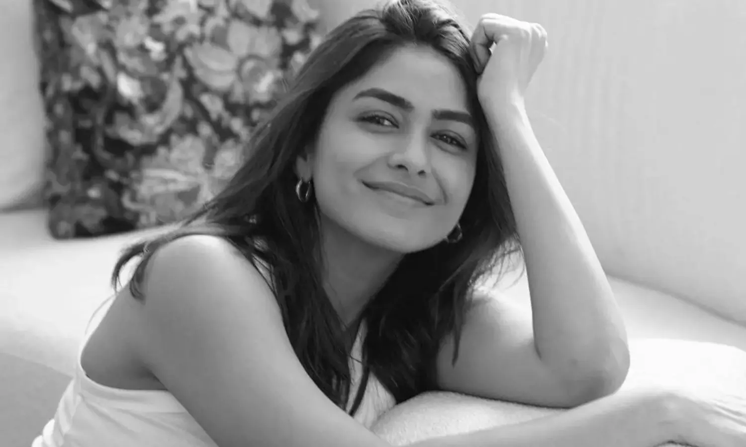 మృణాల్ ఠాకూర్.. మోస్ట్ పాపులర్ బ్యూటీ ఆమెనే!