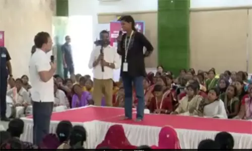 రాహుల్ జీ మీరే  స్పూర్తి అంటున్న యువతి !