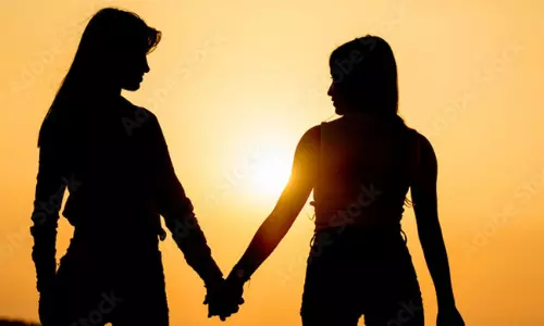 కొత్త లవ్  స్టోరీ.. ప్రేమించిన యువతితో భర్తను వదిలి వెళ్లిపోయింది!