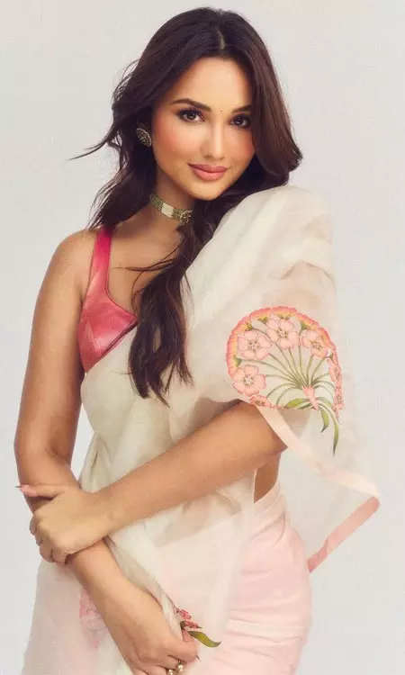 Akanksha Sharma’s Elegant Look in Saree Wins Hearts on Instagram