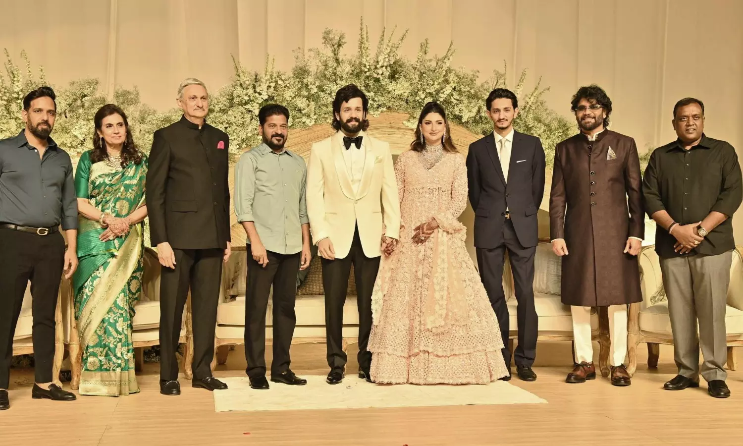 అఖిల్ పెళ్లి రిసెప్ష‌న్‌లో సినీరాజ‌కీయ ప్ర‌ముఖులు