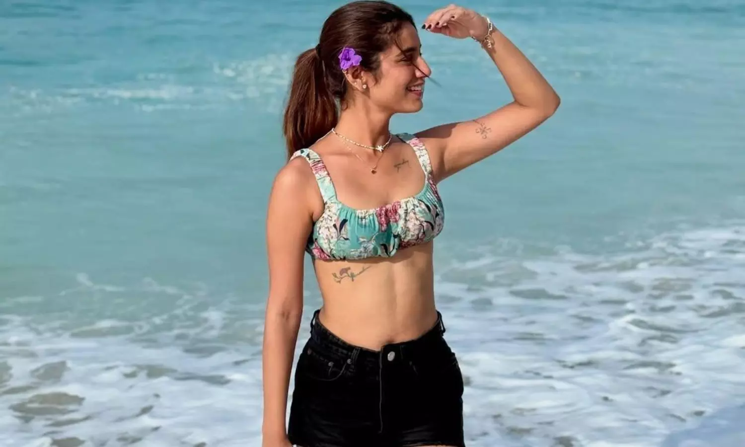 పిక్‌టాక్ : బీచ్‌లో అందాల వింక్‌ బ్యూటీ షో