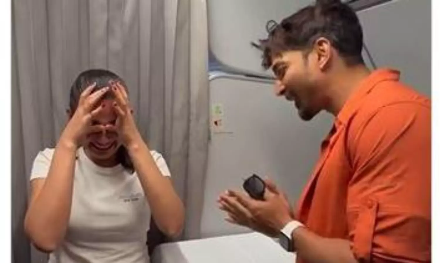 వీడియో: విమానంలో ఏడ్చేసిన అభిమాని.. హీరో ఏం చేసాడో చూసారా? వీడియో: విమానంలో ఏడ్చేసిన అభిమాని.. హీరో ఏం చేసాడో చూసారా?