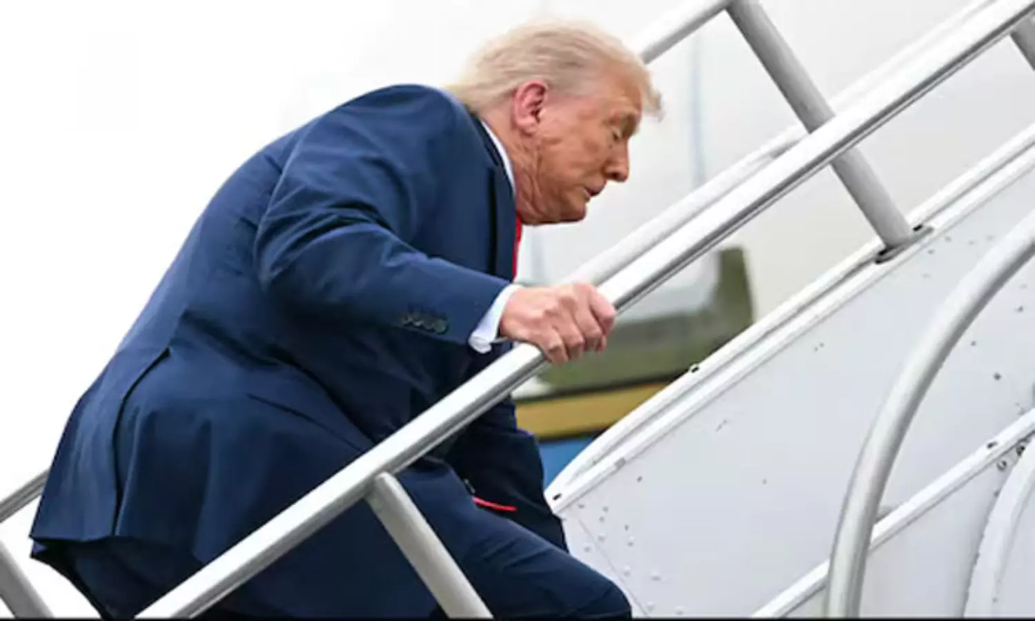 Trump: నాడు బైడెన్ విమర్శించిన ట్రంప్ కు అదే పరిస్థితి.. నెటిజన్ల ట్రోలింగ్