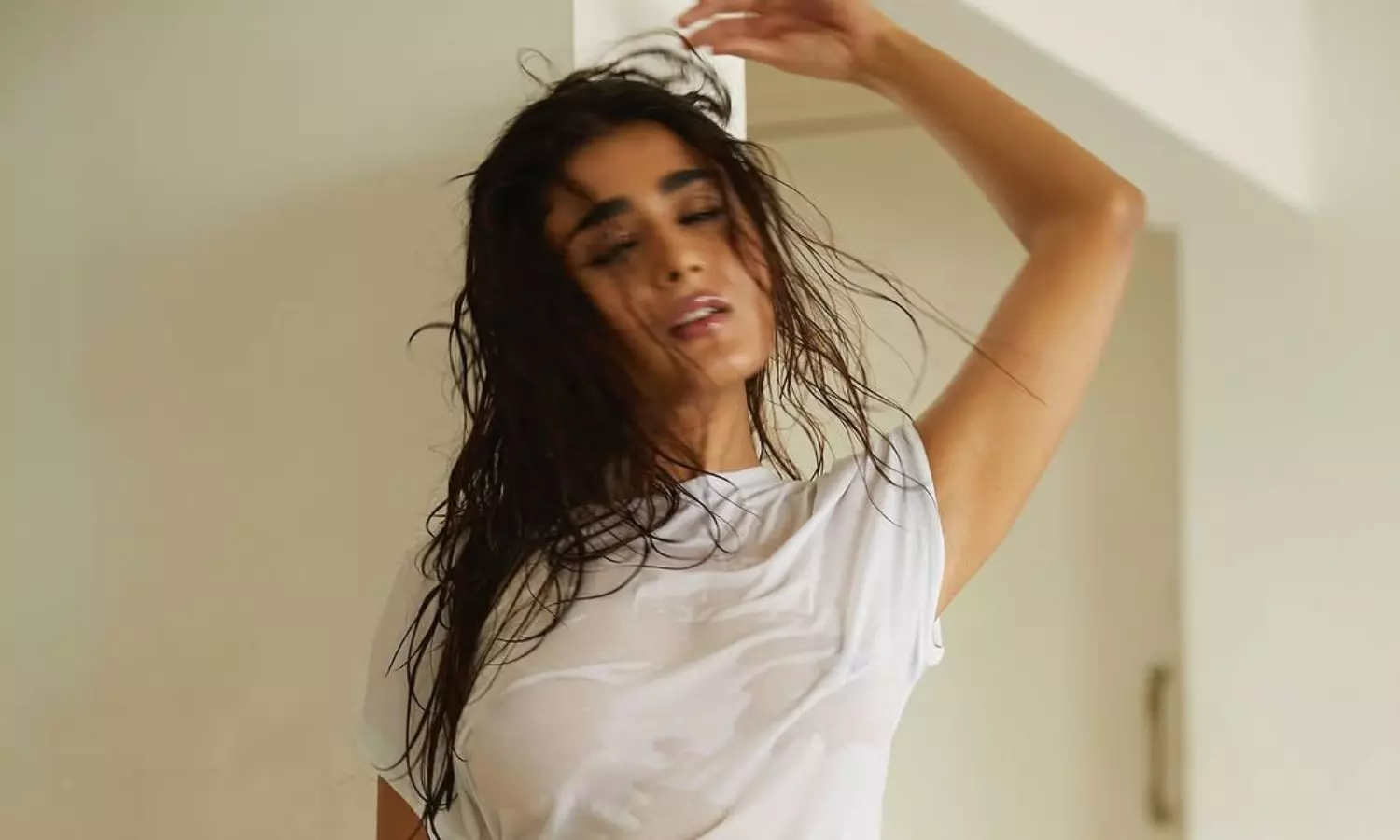 శాలినీ పాండే గ్లామర్ ఎటాక్.. ఈ లుక్ మాములుగా లేదు