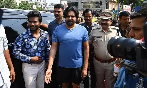 సెలూన్ ఓపెన్ చేసిన పవన్.. అది ఎవరిదో తెలుసా?