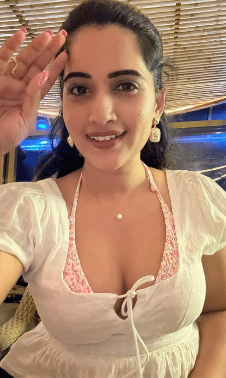 Telugu Anchor Sravanthi Chokarapu Goa Trip Photos Go Viral