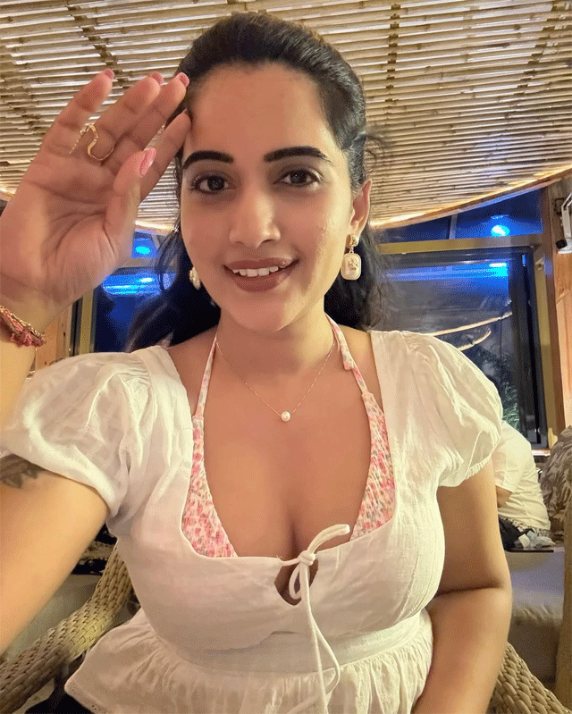 Telugu Anchor Sravanthi Chokarapu Goa Trip Photos Go Viral Telugu Anchor Sravanthi Chokarapu Goa Trip Photos Go Viral