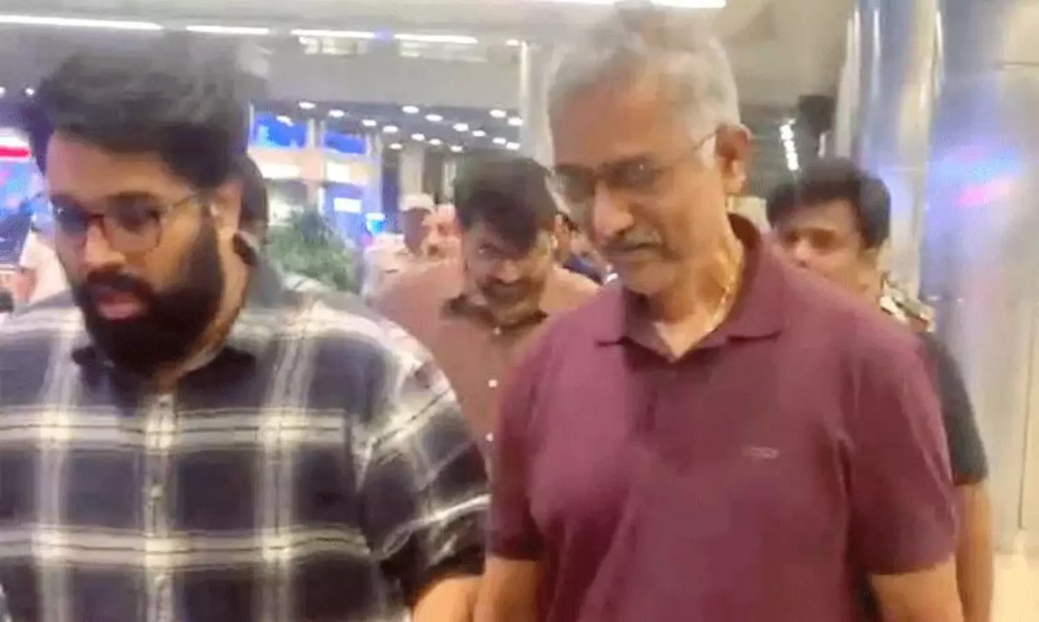 కేసు ఉంద‌న్నా.. అమెరికా ఎందుకు వెళ్లారు: ప్ర‌భాక‌ర్ రావుకు సిట్ ప్ర‌శ్న‌