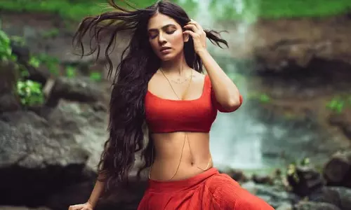 Malavika Mohanan Puts Up Glam Show