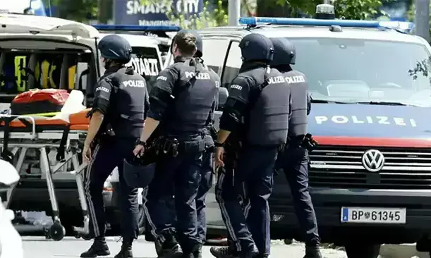 విచక్షణరహితంగా విద్యార్థి కాల్పులు.. 11 మంది మృతి