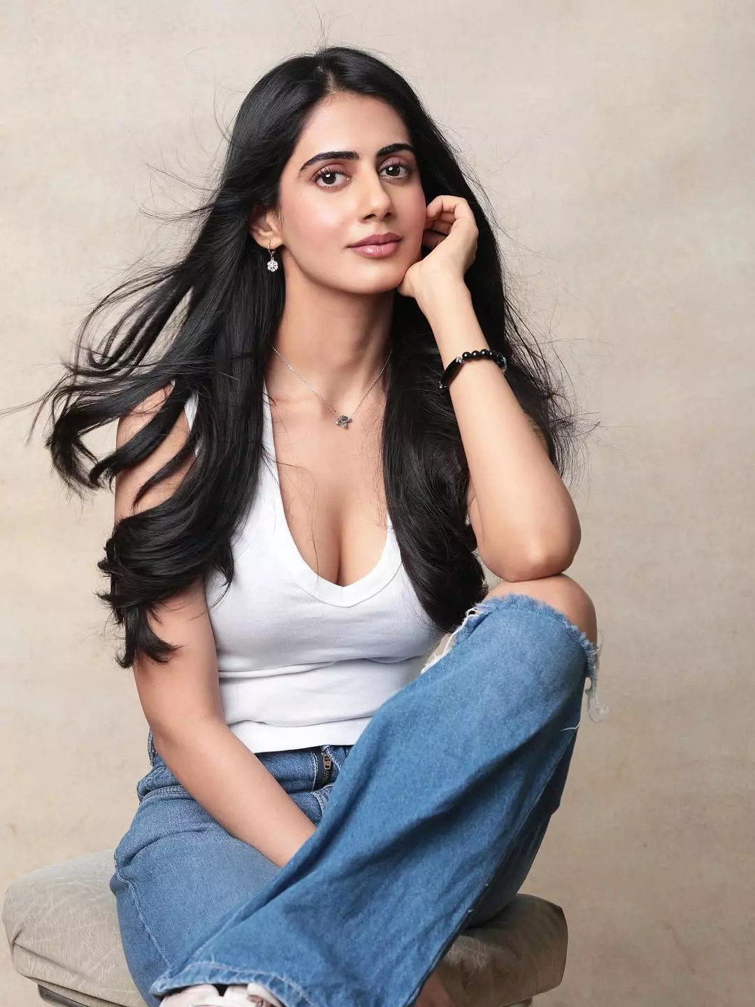 Gehna Sippy Dazzles in Elegant White