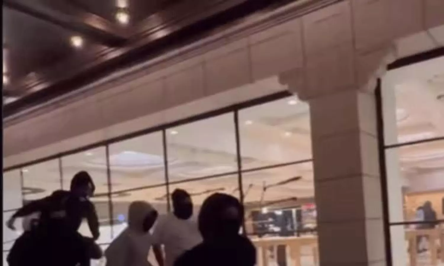 అమెరికాలో రెచ్చిపోయిన నిరసనకారులు.. లాస్ ఏంజిల్స్ అల్లర్లలో ఆపిల్ స్టోర్ లూటీ అమెరికాలో రెచ్చిపోయిన నిరసనకారులు.. లాస్ ఏంజిల్స్ అల్లర్లలో ఆపిల్ స్టోర్ లూటీ