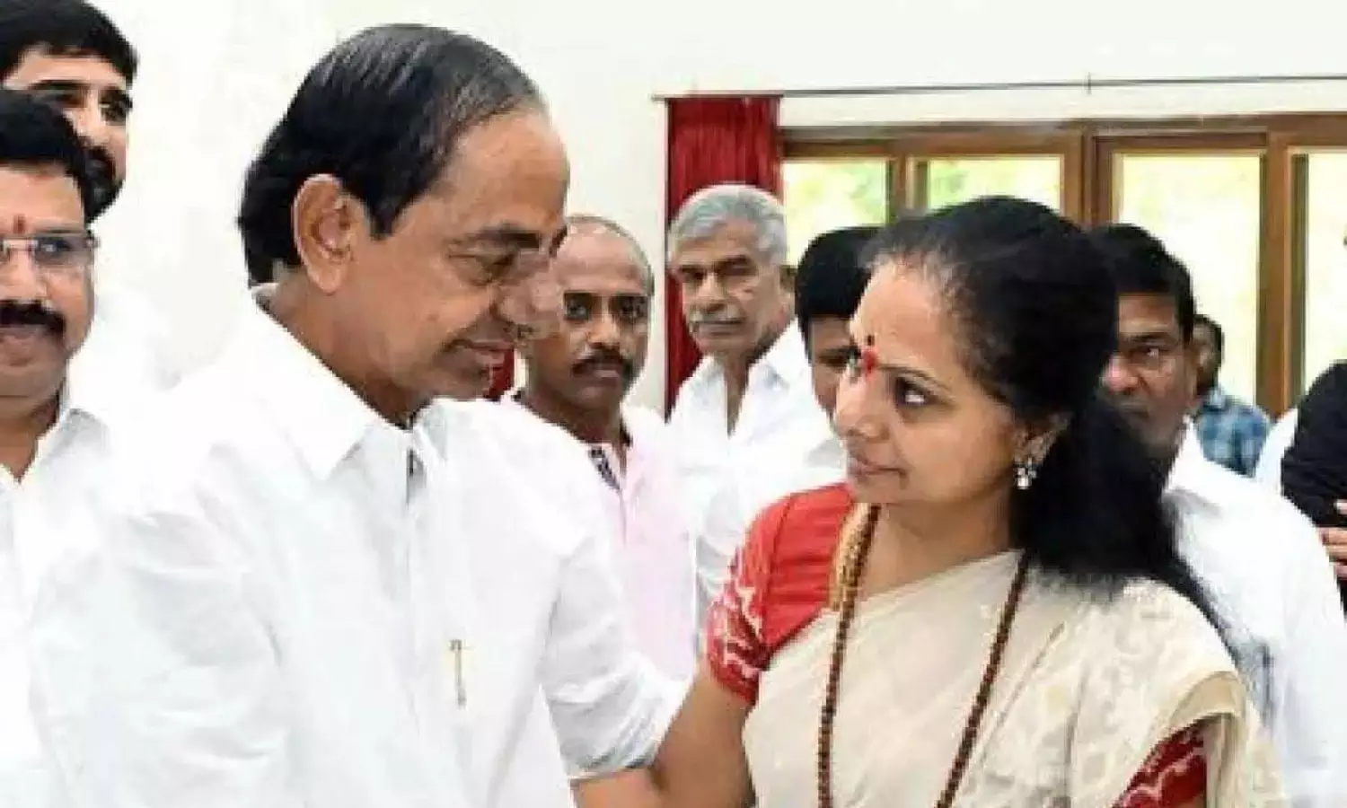 విచారణ వేళ బాపూ వెంట కవిత ఉంటారా?