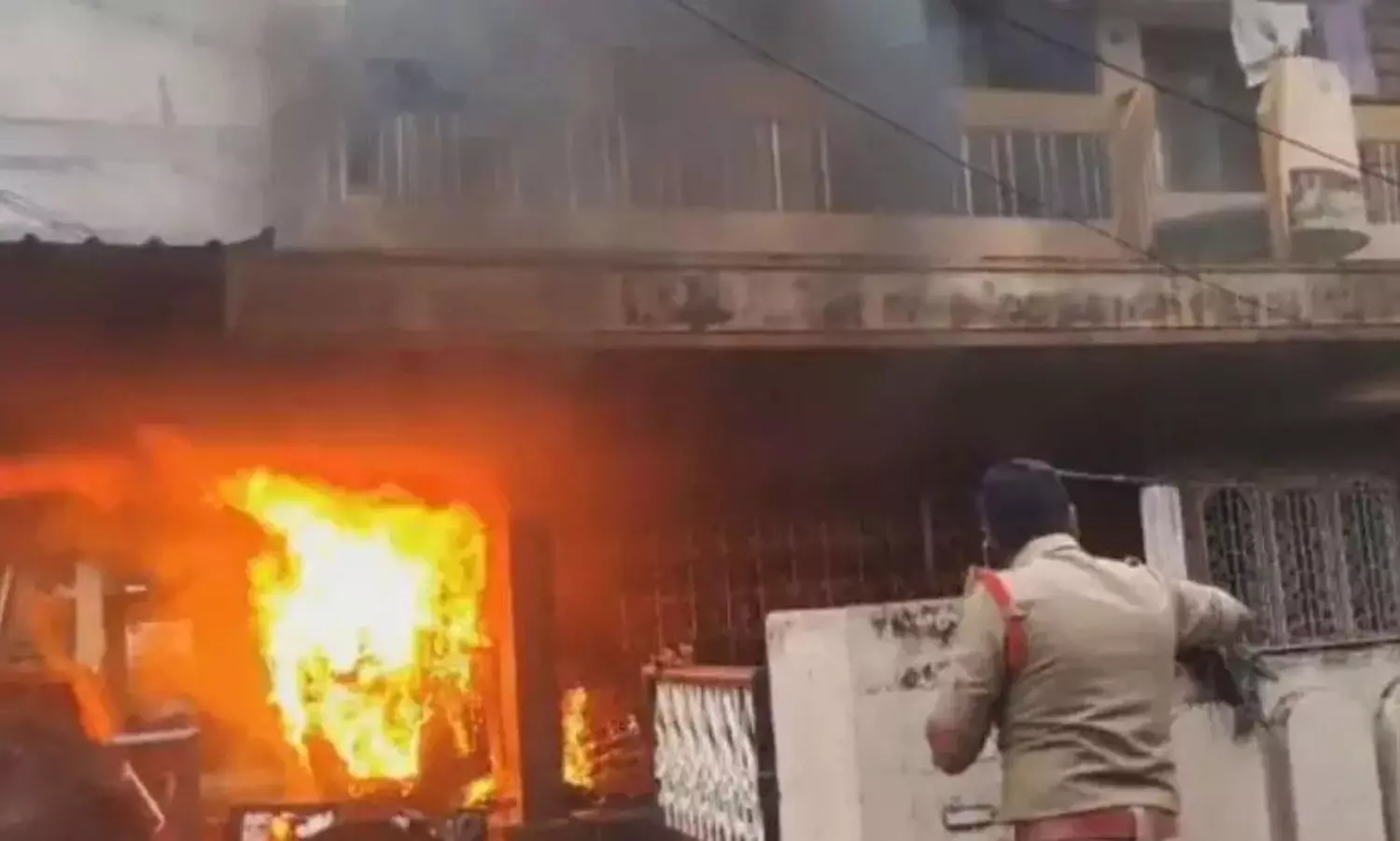 ఏలూరు సాక్షి ఆఫీసుకు నిప్పు.. అస‌లు వాస్త‌వం ఇదీ: పోలీసులు