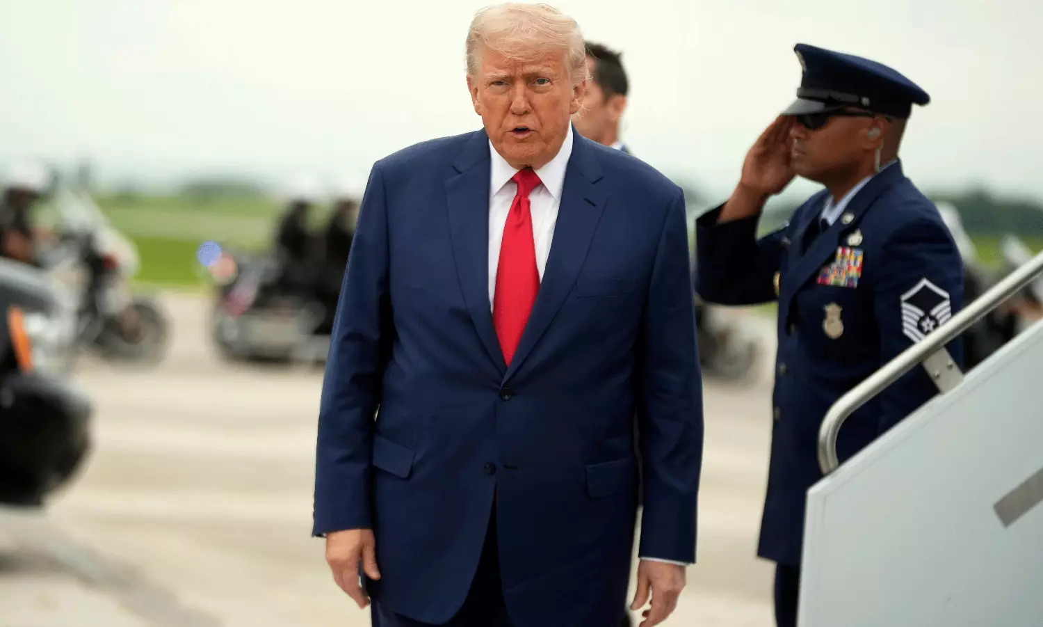 చేయి దాటిపోతున్న లాస్ ఏంజెలిస్.. ట్రంప్ సంచలన నిర్ణయం చేయి దాటిపోతున్న లాస్ ఏంజెలిస్.. ట్రంప్ సంచలన నిర్ణయం