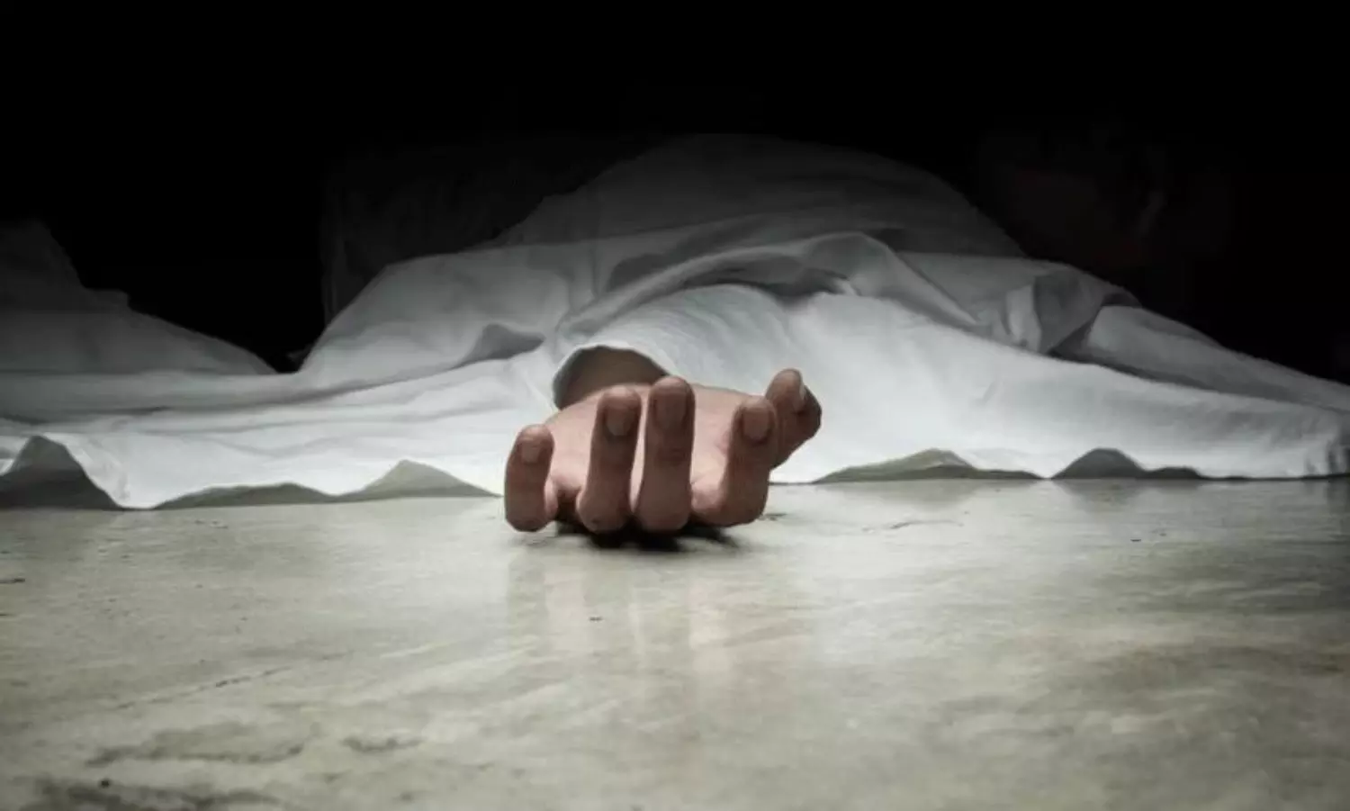 దుబాయ్  నుంచి వచ్చిన భర్త ఆత్మహత్య... తెరపైకి షాకింగ్  రీజన్!