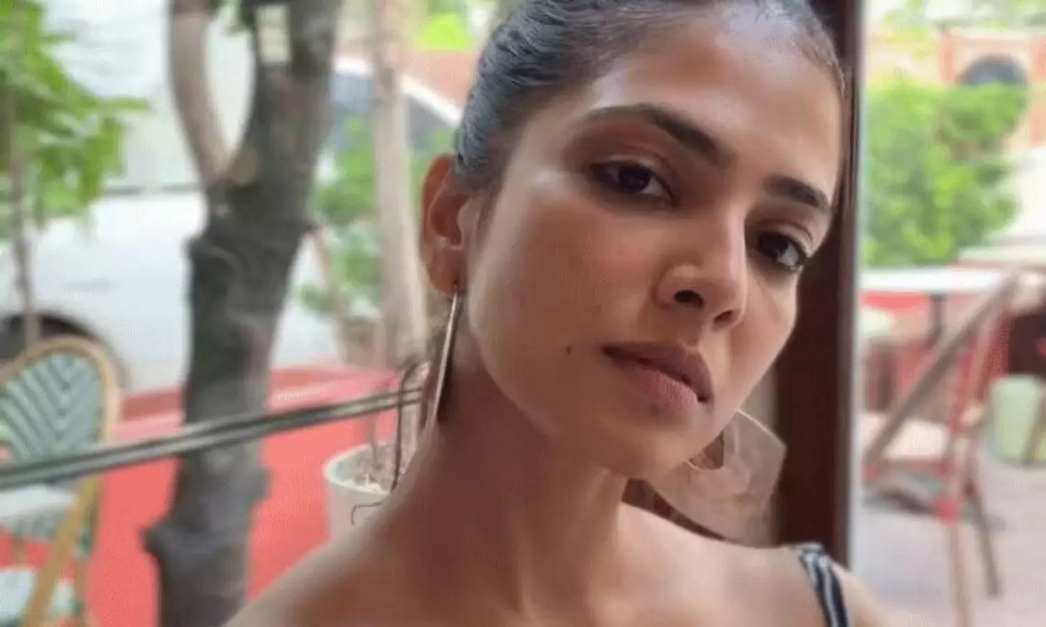 పిక్‌టాక్‌ : బ్లాక్‌ అండ్‌ వైట్‌ ఔట్‌ ఫిట్‌లో మాళవిక సోయగం