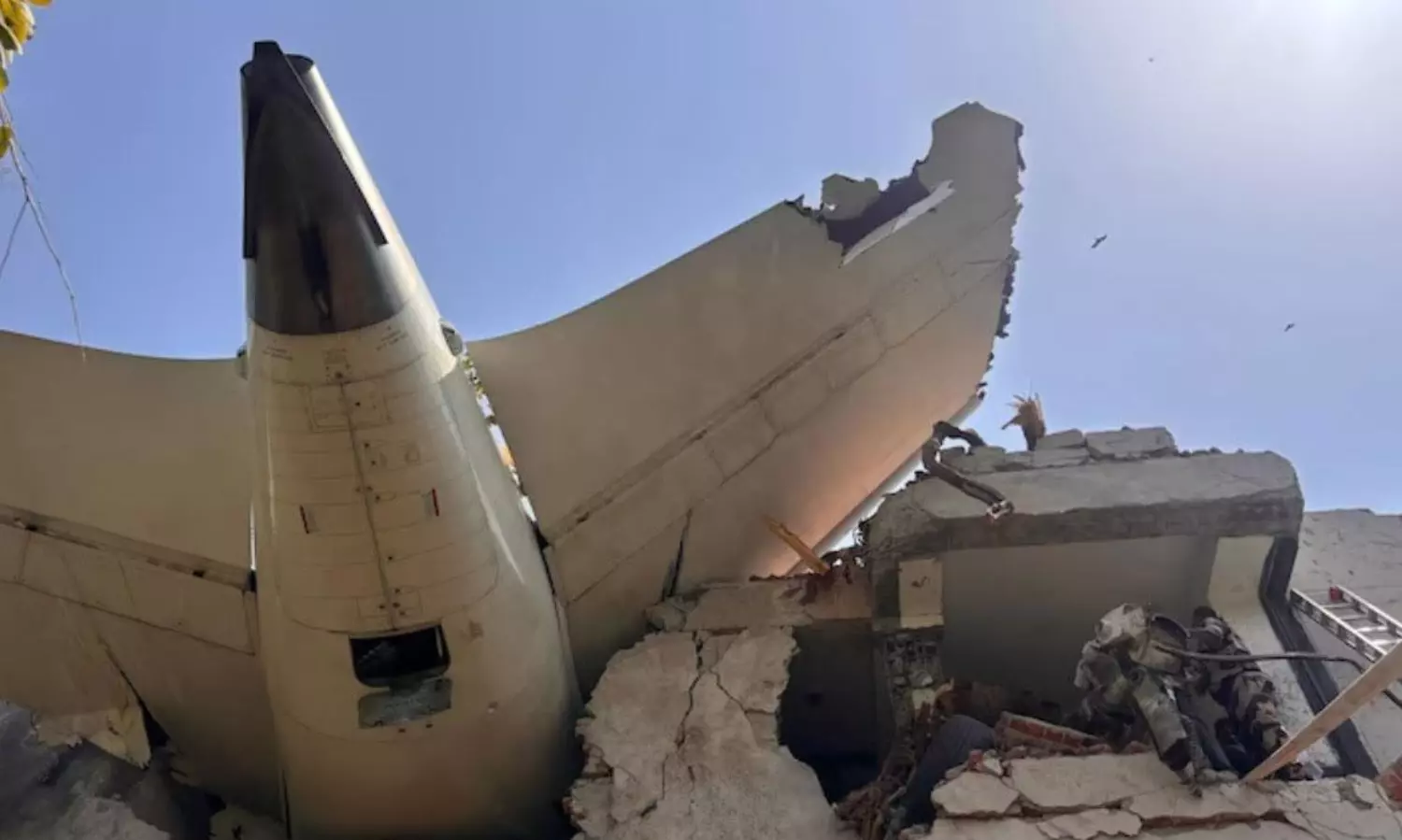 మెడికల్  కాలేజ్ హాస్టల్  పై పడిన విమానం.. షాకింగ్  గా ప్రత్యక్ష సాక్షుల కథనం!