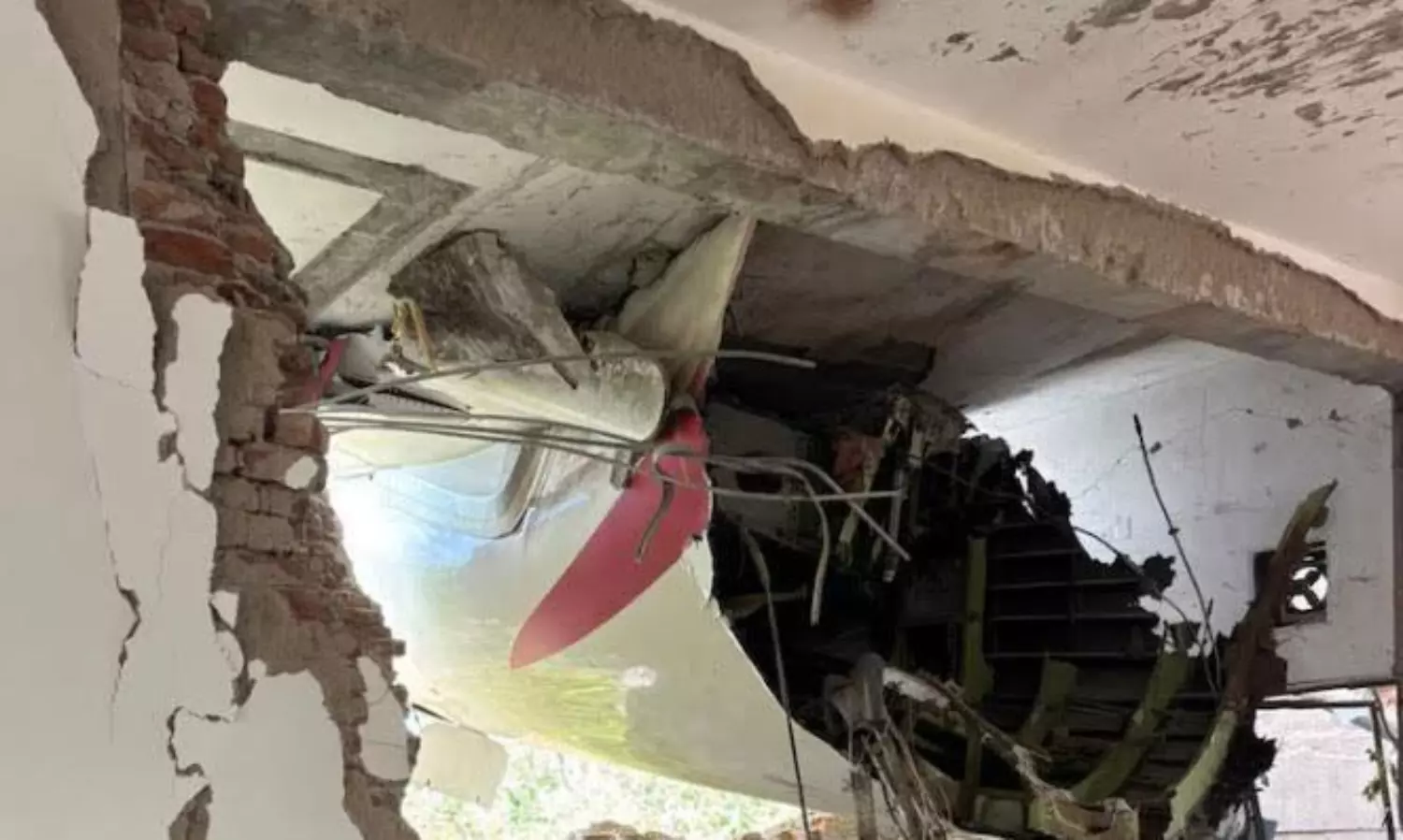 నడి నెత్తిన మృత్యు పిడుగు : భోజనం చేస్తూ అనంత లోకాలకు నడి నెత్తిన మృత్యు పిడుగు : భోజనం చేస్తూ అనంత లోకాలకు