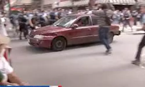 అమెరికాలో నిరసనకారులపైకి  దూకెళ్లిన కారు.. వీడియో వైరల్!