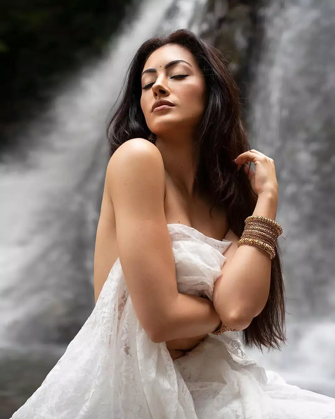 Jennifer Piccinato Raises Heat in White Wrap Towel-Like Dress Look Jennifer Piccinato Raises Heat in White Wrap Towel-Like Dress Look