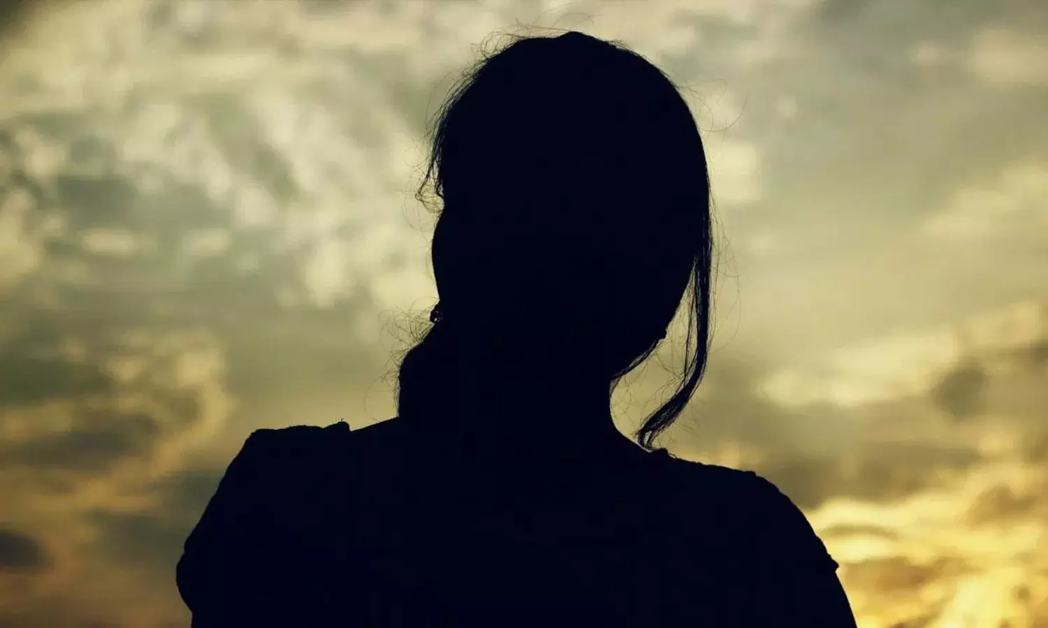 లవ్ బ్రేకప్ వేళ మందేసిన కృష్ణా జిల్లా అమ్మాయి.. ఖాకీలకు చుక్కలు!